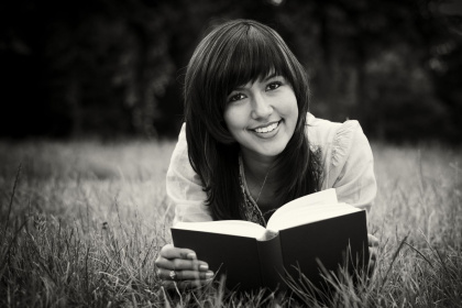 Lecture pelouse sepia.jpg