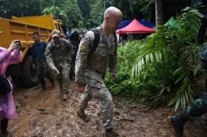Foreign divers, soldiers join rescue for Thai children trapped in cave.jpg