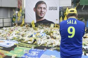 Body recovered from wreck of Sala plane.jpg