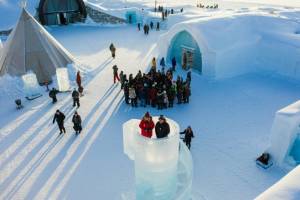 Tourists brave sub-zero temperatures for a night at Sweden's ice hotel.jpg