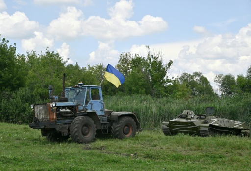 Tug-of-war: Ukraine celebrates its tank-towing farmers