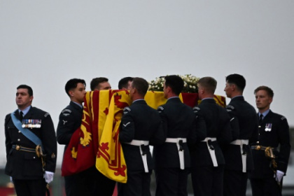 Under leaden skies, Queen Elizabeth II's coffin returns to London.jpg