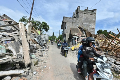 Indonesia quake survivors appeal for supplies as rescuers trawl rubble.jpg