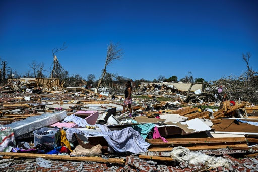 After tornado kills 25, Mississippi faces more extreme weather