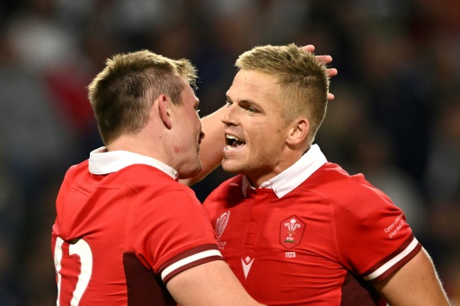 Wales blow away Wallabies to reach World Cup last eight, Scots win.