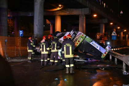 21 killed after bus falls from Venice bridge and catches fire.jpg