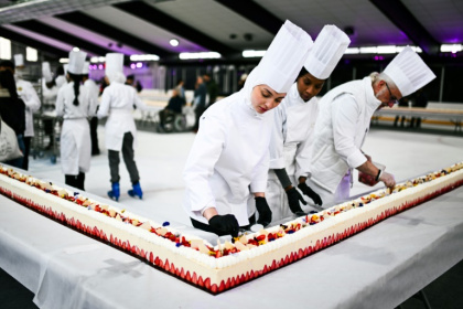 Record du monde du plus grand fraisier, long de 121,88 m, exposé à la patinoire d'Argenteuil, le 23 avril 2025