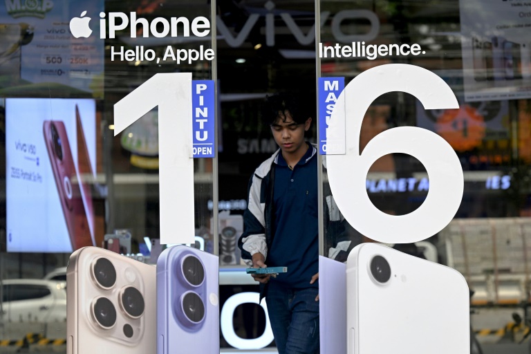 Apple expects $900 mn tariff hit, US iPhone supply shifts to India