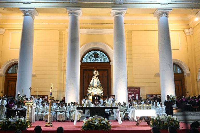 Jubilant Peruvians celebrate new pope at mass in adoptive city
