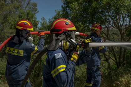 Volunteer firefighters are holding practice drills to prepare for fire season in the Athens suburbs - Angelos TZORTZINIS (AFP)