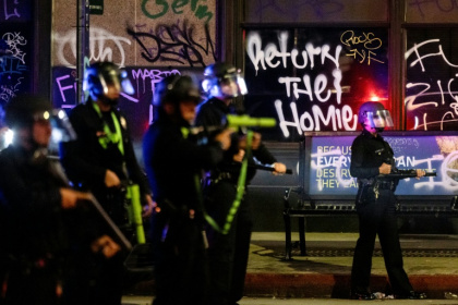 Los Angeles police officers next to City Hall during clashes with protesters - ETIENNE LAURENT (AFP)