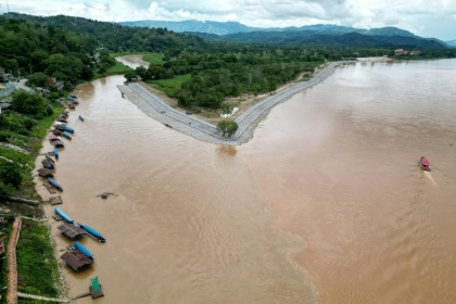 The Ruak River meets the Mekong River (R) in the Golden Triangle - Manan VATSYAYANA (AFP)