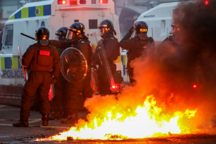 Police face protestors during a demonstration in Ballymena, Northern Ireland, sparked by the alleged attempted rape of a young girl by two teenagers - PAUL FAITH (AFP)