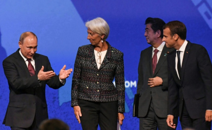 France's Emmanuel Macron and Japan's Shinzo Abe sat on stage alongside Putin at SPIEF in 2018 - Kirill KUDRYAVTSEV (AFP)