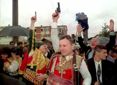 Gangster-turned-warlord Zeljko 'Arkan' Raznatovic (C) on the day in 1995 when he married Serbian turbo folk star Ceca - MILOS VUKADINOVIC (AFP)