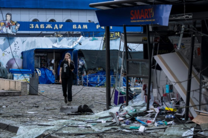 The debris left in Kyiv by Russia's latest air attack Monday, ahead of President Volodymyr Zelensky announcing new talks on Wednesday - OLEKSII FILIPPOV (AFP)
