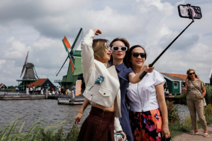 Tourists love to take selfies by windmills in Zaanse Schans - Simon Wohlfahrt (AFP)