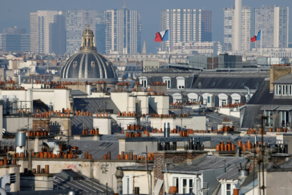 The traditional zinc roofs in Paris do nothing for insulation from the heat - Ludovic MARIN (AFP)