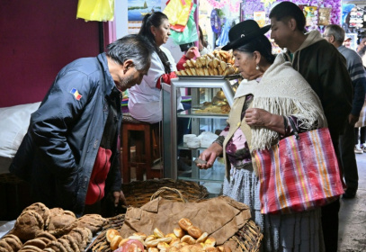 Voters in Boliva are expected to punish the left, in power for two decades, for acute shortages of fuel, dollars and some staple foods, such as subsidized bread, in Sunday's presidential and parliamentary elections - AIZAR RALDES (AFP)