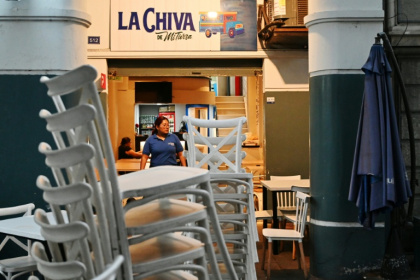 A waitress works during closing time at a restaurant in Guayaquil, Ecuador, where local mafias have violently shut down the party in the traditional red-light districts - MARCOS PIN (AFP)