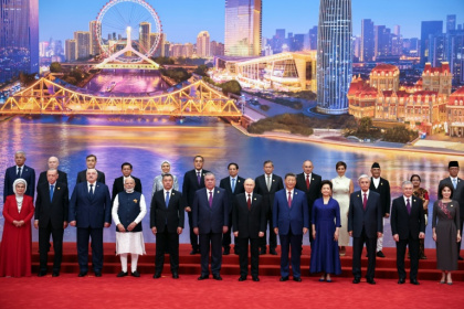 In this photograph distributed by the Russian state agency Sputnik, Russia's President Vladimir Putin, Chinese President Xi Jinping, his wife and foreign leaders pose during the Shanghai Cooperation Organization (SCO) Summit - Alexander KAZAKOV (AFP)
