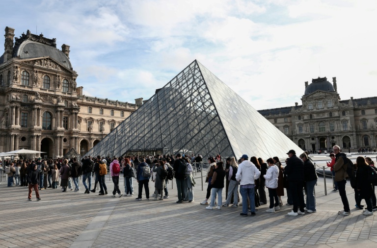 Two suspects arrested in Louvre jewel heist