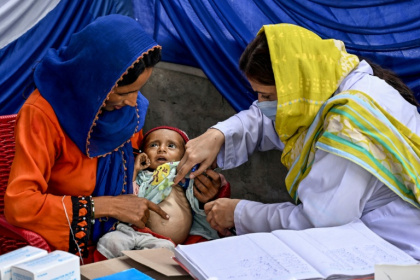 A doctor examines a child during a UNICEF nutrition programme at Fateh Muhammad Soomro village in Sindh - Rizwan TABASSUM (AFP)