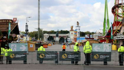 Authorities closed the Oktoberfest while police with sniffer dogs searched the site - Alexandra BEIER (AFP)