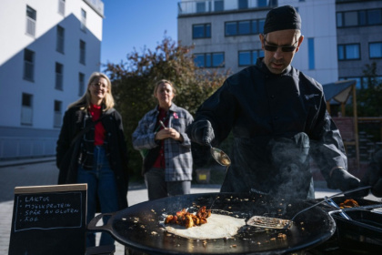 Onlookers watch as workers prepare a dish that can be made under emergency conditions - Jonathan NACKSTRAND (AFP)