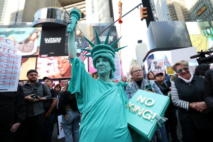 A person dressed in a Statue of Liberty costume participates in a 'No Kings' protest in New York - TIMOTHY A.CLARY (AFP)