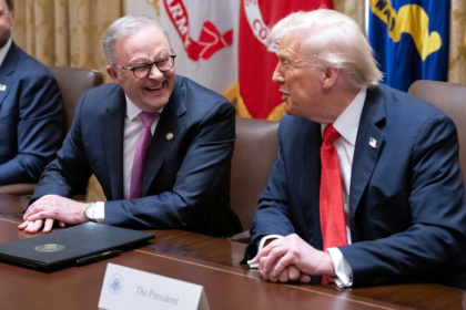 US President Donald Trump (R) speaks with Australia's Prime Minister Anthony Albanese in the Cabinet Room at the White House - SAUL LOEB (AFP)