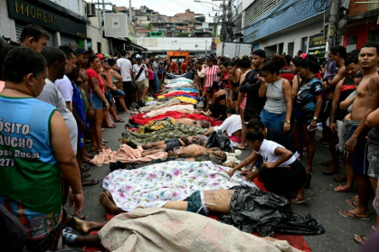 Brazilians line up bodies in the Vila Cruzeiro favela of Rio de Janeiro in the aftermath of the bloodiest police operation in the city's history - Pablo PORCIUNCULA (AFP)
