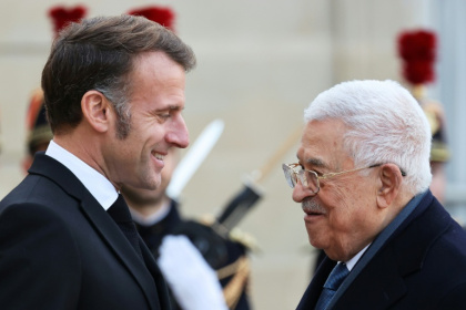 French President Emmanuel Macron met Palestinian president Mahmud Abbas to dicuss the Gaza ceasefire deal - Ludovic MARIN (AFP)