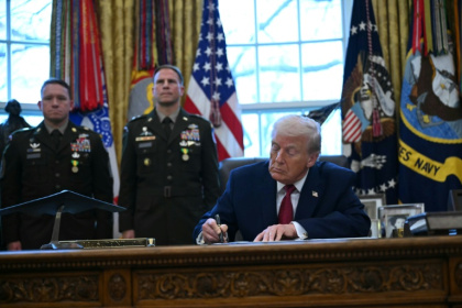 US President Donald Trump signs an executive order on fentanyl in the Oval Office on December 15, 2025 - ANDREW CABALLERO-REYNOLDS (AFP)