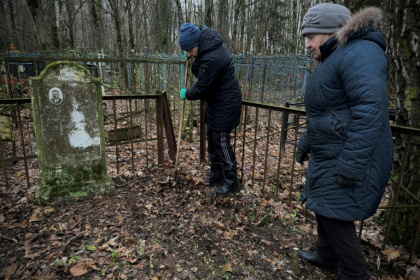 Waves of post-Soviet emigration and a rapidly ageing population have left Russia with thousands of abandoned graves - Nikita BORISSOV (AFP)