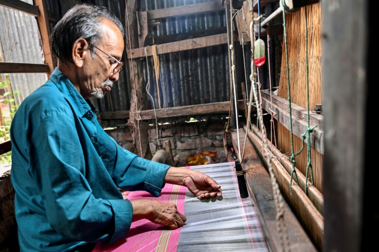 Bangladesh sari weaving tradition hangs by a thread