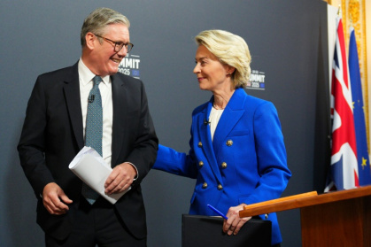 British PM Keir Starmer (L) and European Commission President Ursula von der Leyen held a UK-EU summit in London in 2025 - Carl Court (AFP)