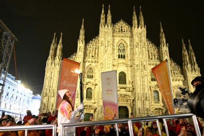 The Olympic flame reached the cathedral in Milan ahead of Friday's opening ceremony - Piero CRUCIATTI (AFP)