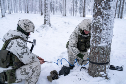 Finnish soldiers are exploring the most effective way to use mines - Alessandro RAMPAZZO (AFP)
