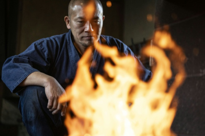 Blade maker Akihira Kawasaki in his workshop in Misato, Saitama prefecture - Yuichi YAMAZAKI (AFP)