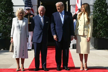 US President Donald Trump (C/R) and First Lady Melania Trump (R) greet Britain's King Charles III (C/L) and Britain's Queen Camilla upon arrival at the South Portico of the White House - SAUL LOEB (AFP)