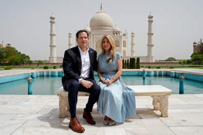 US Secretary of State Marco Rubio poses alongside his wife Jeanette at the Taj Mahal in Agra, India - Julia Demaree Nikhinson (AFP)