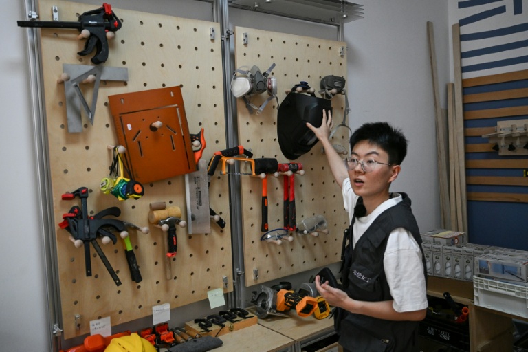 Chinese repairwomen smash stereotypes with power tools