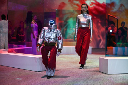 Each human model and their android companion took turns to strut their stuff in unison - Pedro PARDO (AFP)