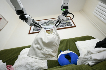 The robot took several minutes to fold a pair of trousers - WANG Zhao (AFP)