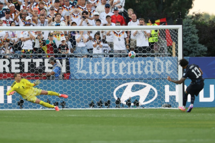 Paraguay's Jose Canale sends Germany goalkeeper Manuel Neuer the wrong way to clinch victory in a penalty shoot-out as the South Americans reach the last 16 - Odd ANDERSEN (AFP)