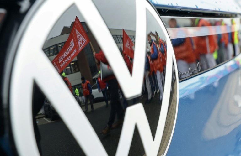 Volkswagen workers boo boss during speech on job cuts
