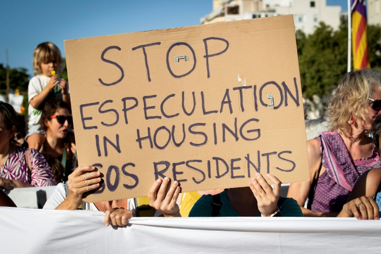 EU to help cities tighten screws on Airbnb, holiday rentals