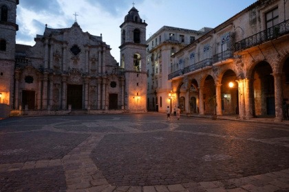 An square in Old Havana traditionally visited by tourists appears almost empty in June 2026 - Pablo PORCIUNCULA (AFP)