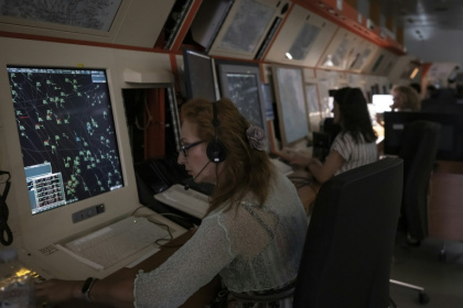 An air traffic controller handles a full radar screen at the Greek Civil Aviation Authority in Athens - Aris MESSINIS (AFP)